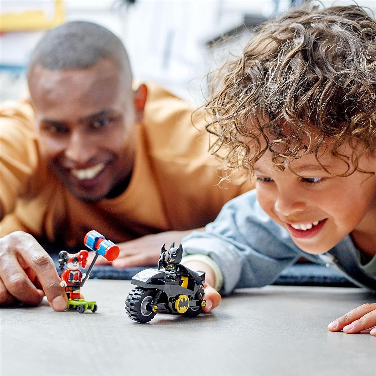 LEGO 76220 DC Batman vs. Harley Quinn, Superhelden-Set mit Action Figuren, Skateboard und Motorrad-Spielzeug für Jungen und Mädchen ab 4 Jahren LEGO 76220 DC Batman vs. Harley Quinn, Superhelden-Set mit Action Figuren, Skateboard und Motorrad-Spielzeug für Jungen und Mädchen ab 4 Jahren