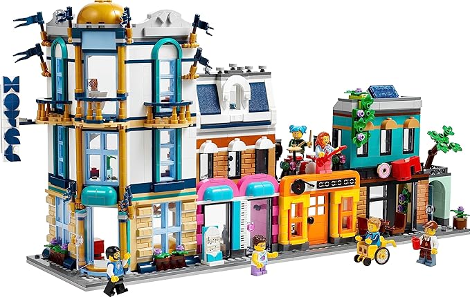 LEGO Creator 3-in-1 Hauptstraße zu Art-déco-Hochhaus oder Marktstraße Modellbau-Set, Konstruktionsspielzeug mit Hotel, Café, Wohnungen und Geschäften, kreativer Modellbausatz, Geschenkidee 31141