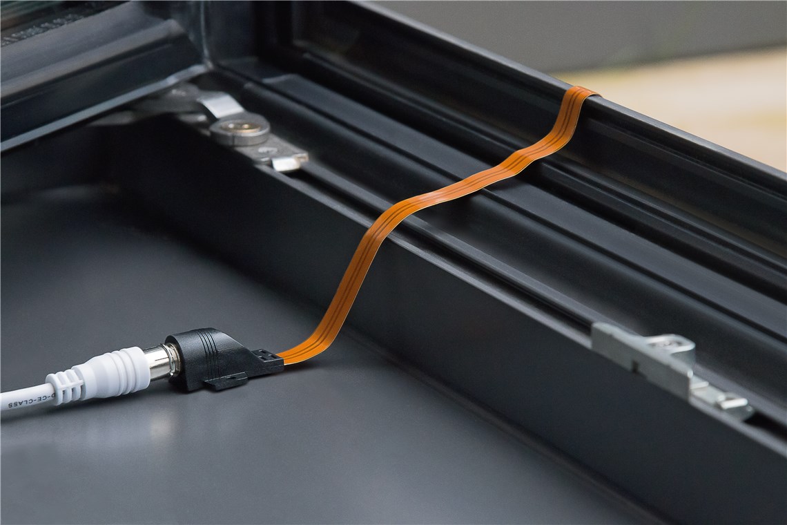 Wasserdichte SAT-Fensterdurchführung, extrem flach (0,3 mm) Wasserdichte SAT-Fensterdurchführung, extrem flach (0,3 mm)