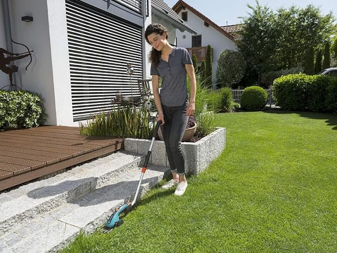 Gardena Teleskopstiel inkl. Räder für Akku-Grasschere