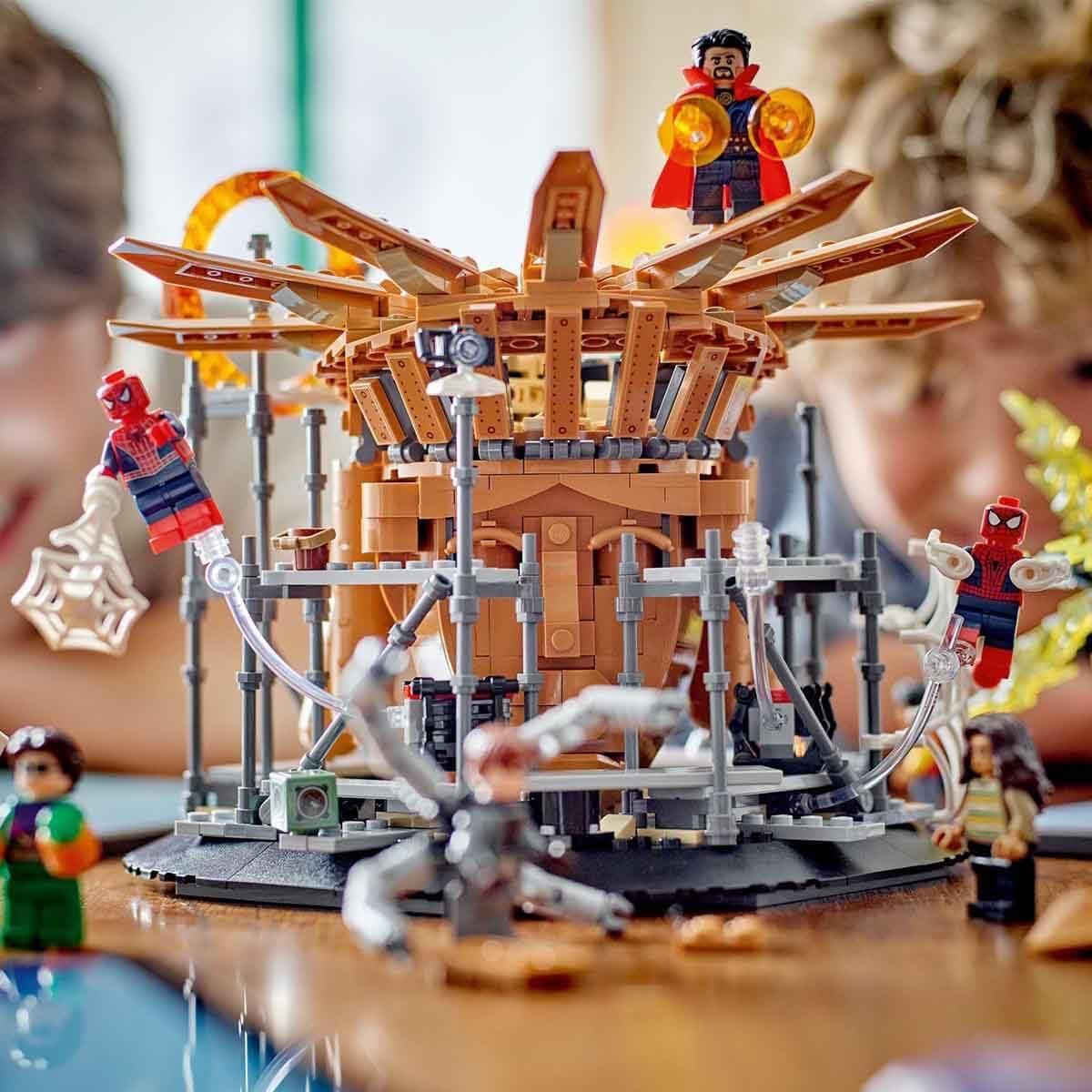 LEGO 76261 Marvel Spider-Mans großer Showdown, Spider-Man: No Way Home-Set mit 3 Peter Parker-Minifiguren sowie Green Goblin, Electro, Sandman, Ned, Doctor Strange und MJ, Sammlermodell LEGO 76261 Marvel Spider-Mans großer Showdown, Spider-Man: No Way Home-Set mit 3 Peter Parker-Minifiguren sowie Green Goblin, Electro, Sandman, Ned, Doctor Strange und MJ, Sammlermodell