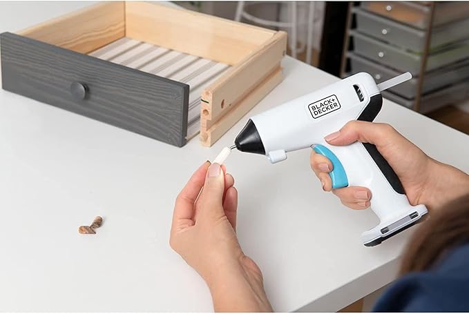 Black&Decker Akku-Heißklebepistole, 3,6V/1,5Ah BCGL115